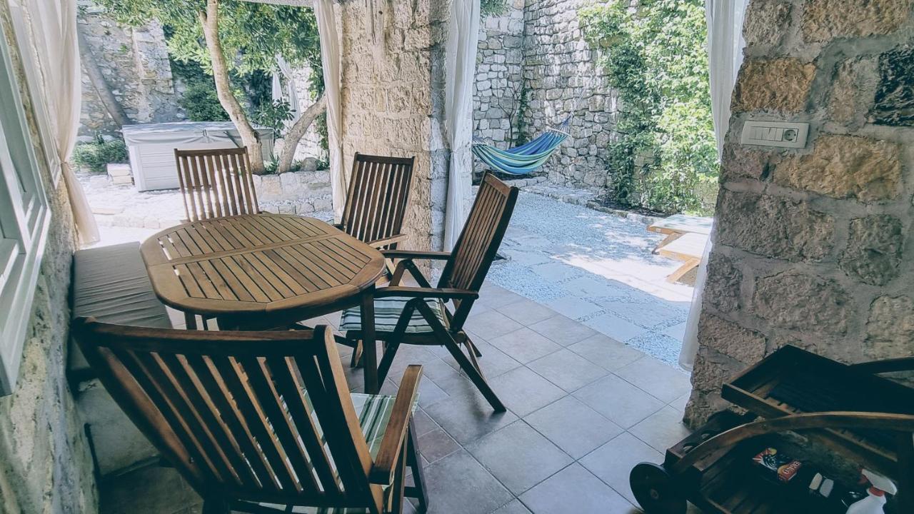 Rector'S Villa - Charming Retreat In Old Town With Jacuzzi In Private Courtyard Rab Town Exterior photo